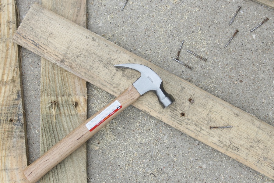 remove nails wood pallet hammer