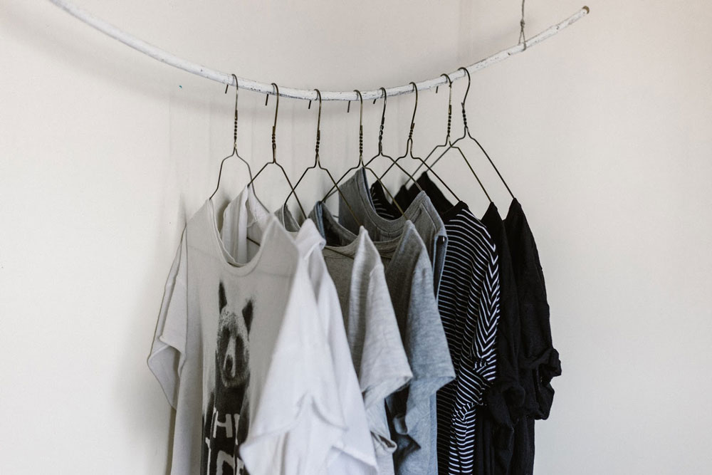 Laundry station for hanging clothes