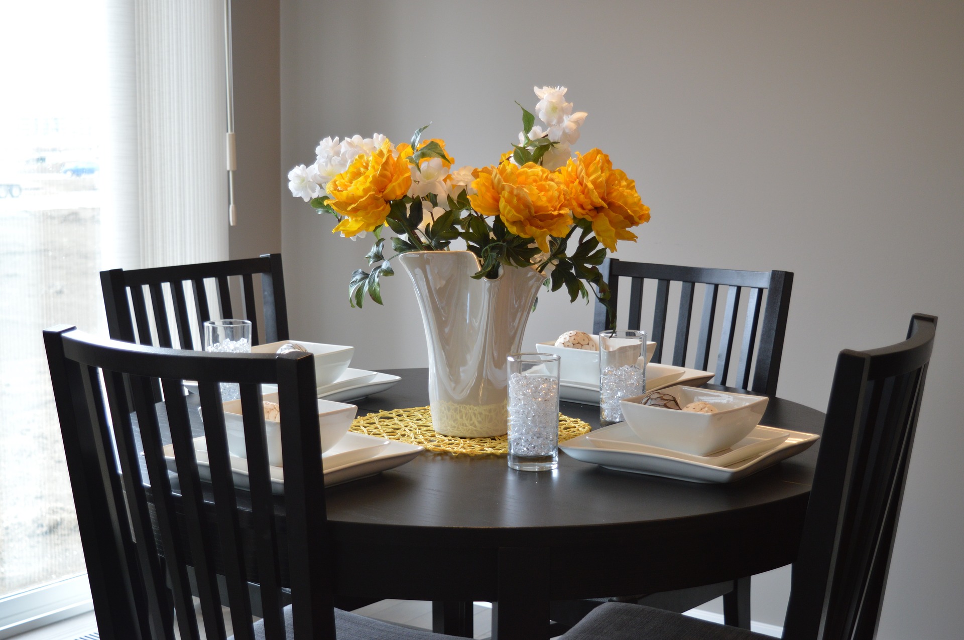 how to stage a dining room